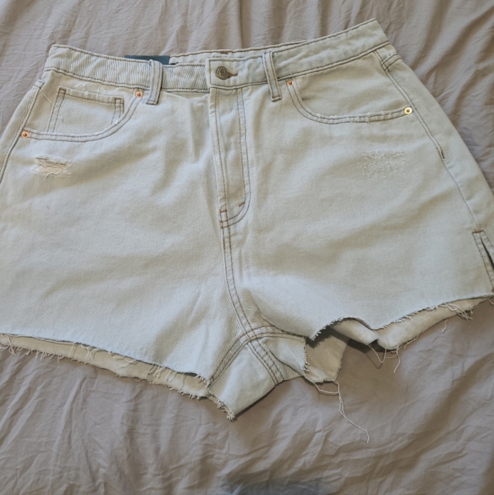 Wild Fable Womens SZ 12 Super High‎ Rise 2.5 in. Raw hem NWT SHORTS Lt. Wash